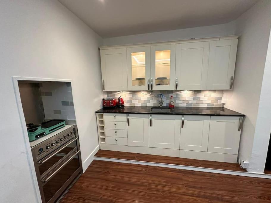 2 Bedroom Flat Wembley * Londres